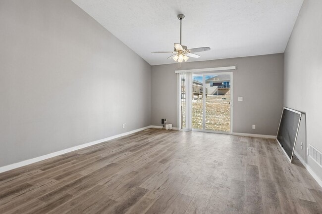 Building Photo - 4-Bedroom Townhome Near Village Pointe!!