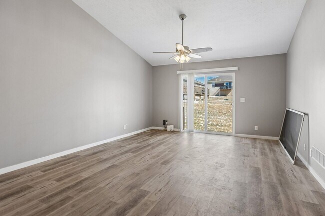 Building Photo - 4 Bedroom Townhome
