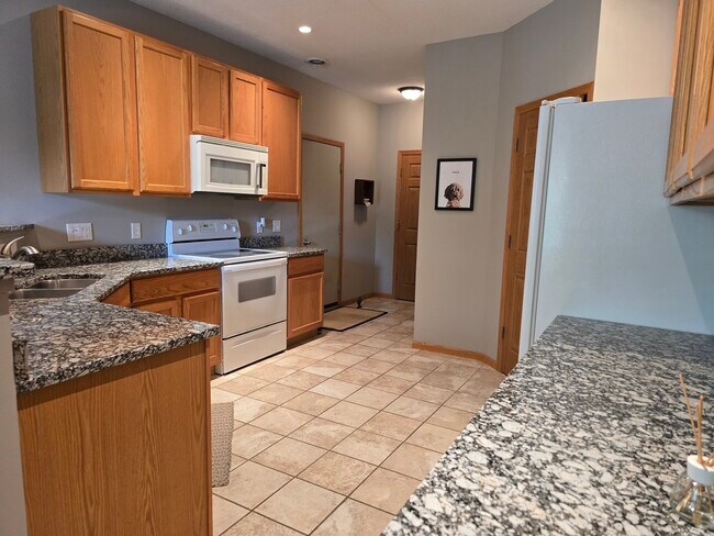 Building Photo - 9649 Peony Ln N