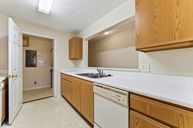 Building Photo - 1202 Par 3 Way