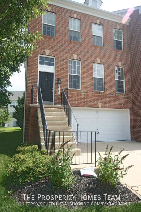 Building Photo - Gorgeous bright open end unit townhouse in...