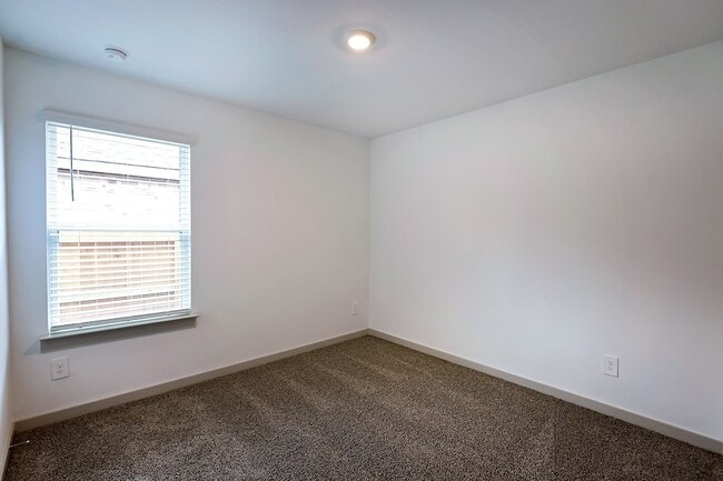 Building Photo - 5034 Pine Haven Lane
