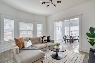 Building Photo - 317 NE Beech St