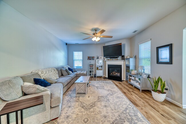 Building Photo - 412 Ponzer Ct N