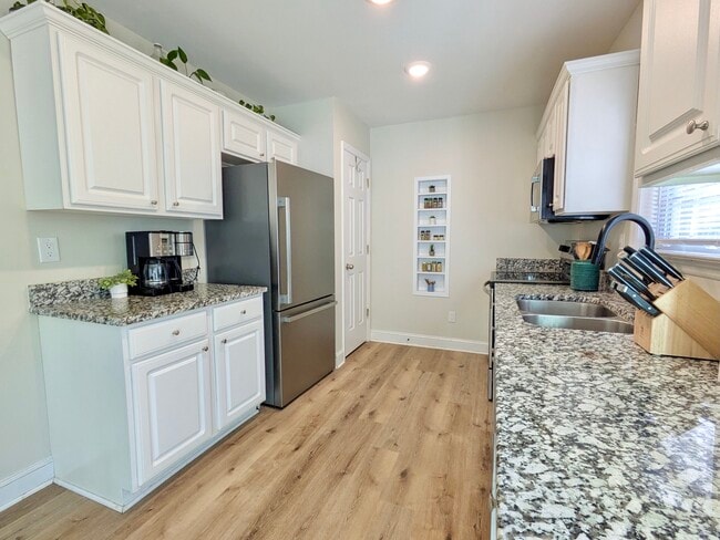 Building Photo - 1717 W Lakewood Ave