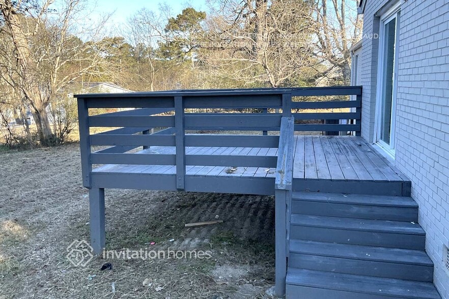 Building Photo - 2201 Phillips Rd