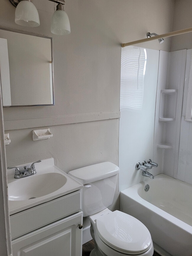 Building Photo - 332 S Bull St