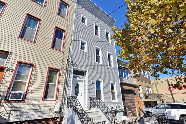 Building Photo - 67 Oakland Ave