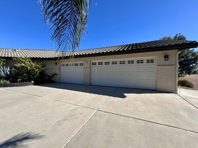 Building Photo - Move in Special! Move in by November 1st a...