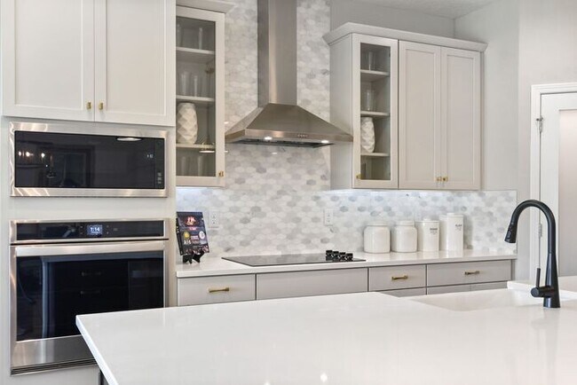 Building Photo - "Unfurnished" Luxurious 5/3.5 Stunning Home with a Generous Loft and a 2 Car Garage in the Highly...