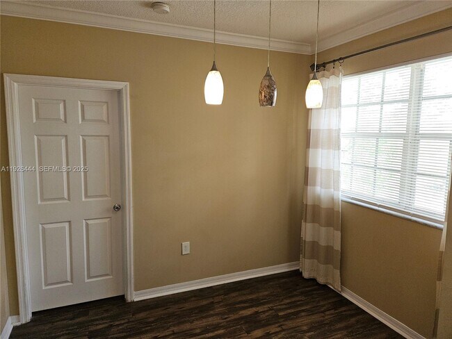 Building Photo - 140 SW 117th Ave