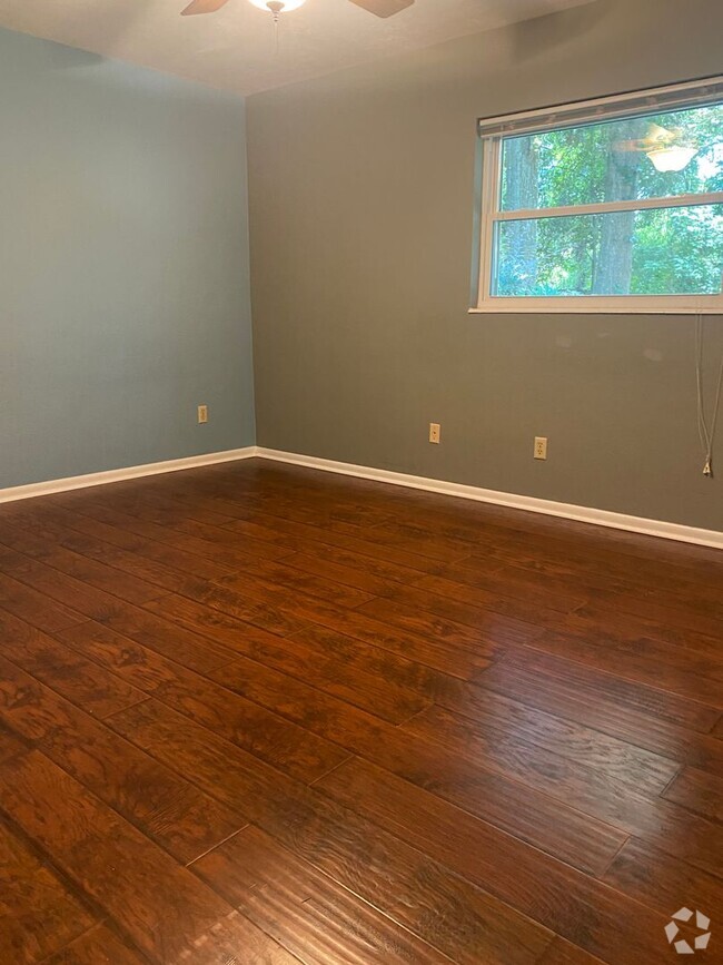 Building Photo - Lovely Single Family Home One Mile from Th...