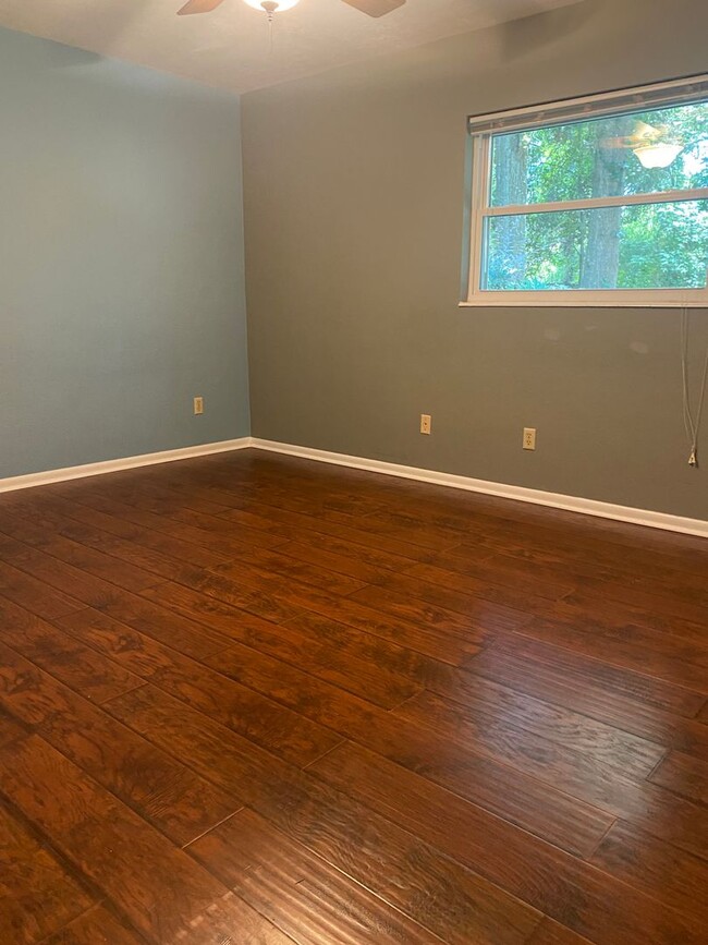 Building Photo - Lovely Single Family Home One Mile from Th...