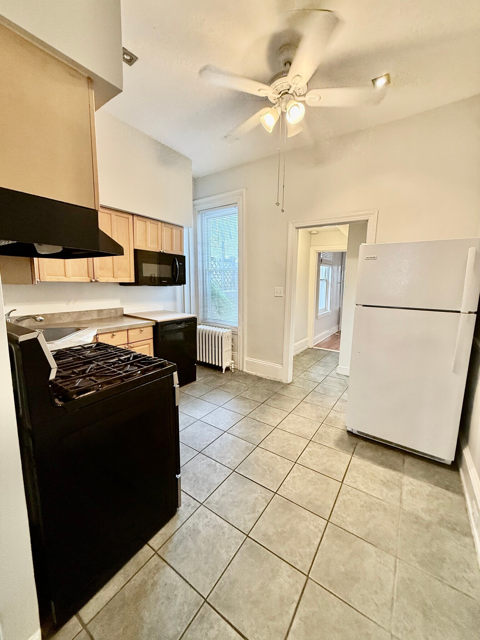 Building Photo - 302 Dickinson St