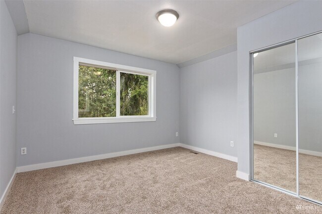 Building Photo - 31 E Peyton Pl