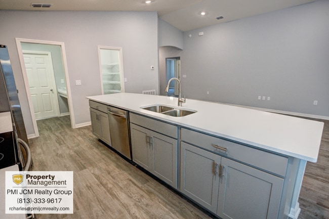 Building Photo - "Discover Your Dream Home: Spacious 4-Bedr...