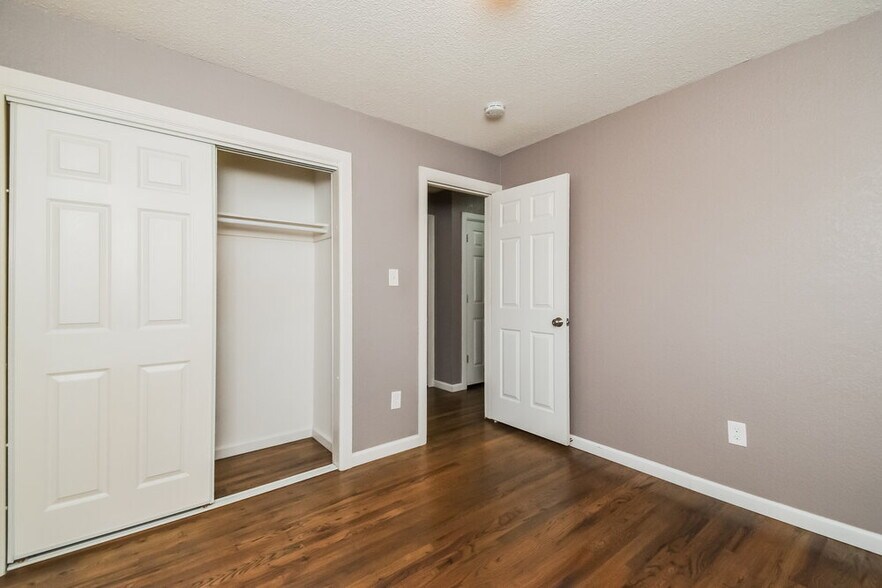 Building Photo - 3421 Greenwood Cir