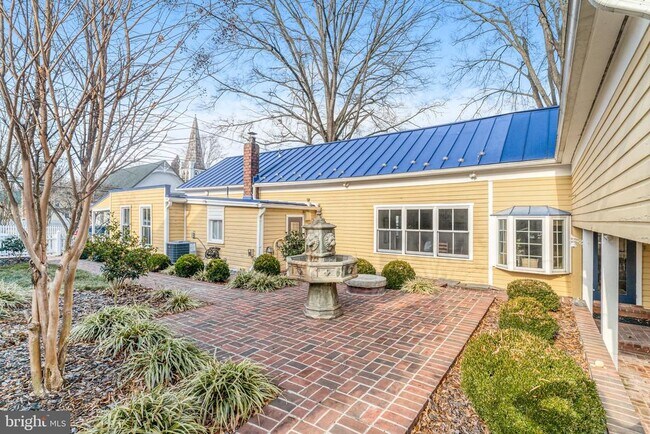 Building Photo - 7153 Main St