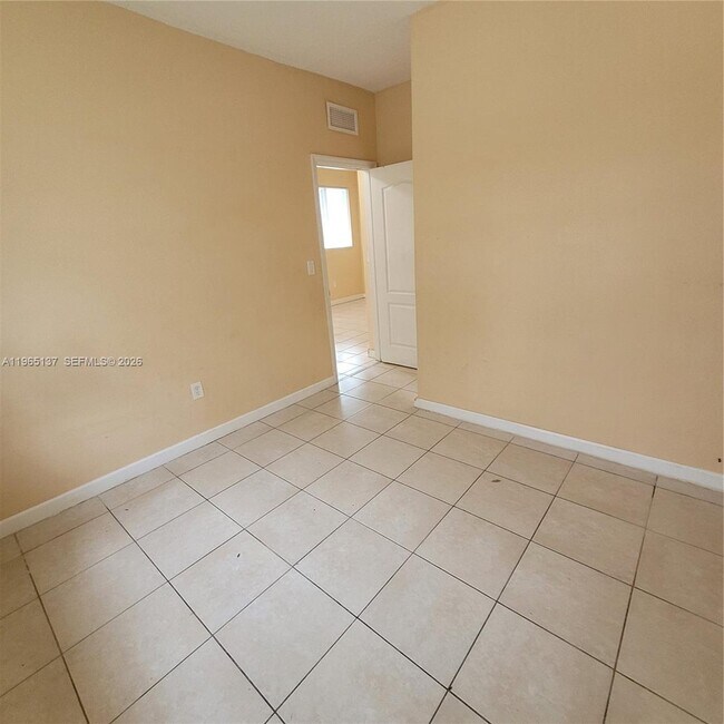 Building Photo - 1663 SE 27th Dr