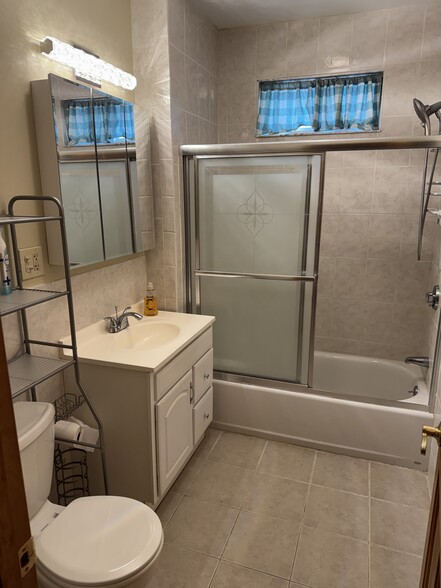 Building Photo - 64 Paris St