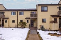 Building Photo - 7 Lake Ct