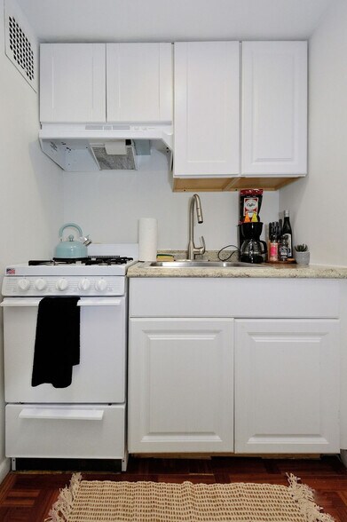 Building Photo - 374 W 35th St