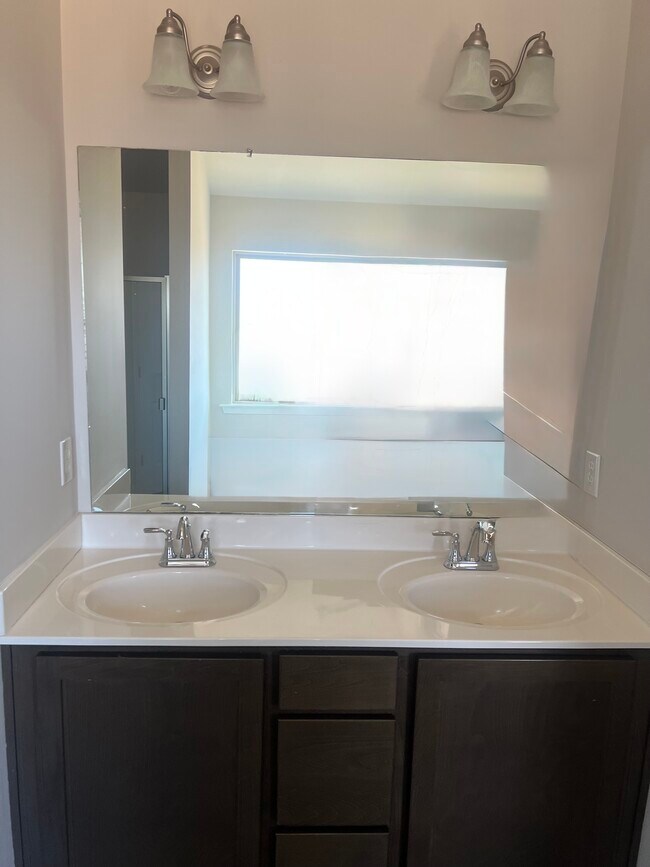 Building Photo - 8223 NW Stone Mill Dr