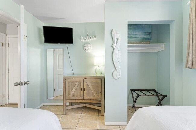 Building Photo - 8743 Thomas Dr