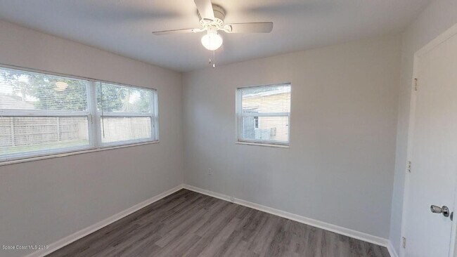 Building Photo - 449 N Waterway Dr