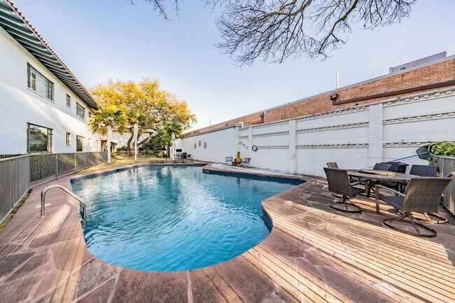 Building Photo - 2-bedroom, 2-bath condo located in the highly desirable Ridglea North neighborhood.