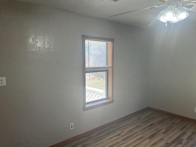 Building Photo - 815 SW H Ave