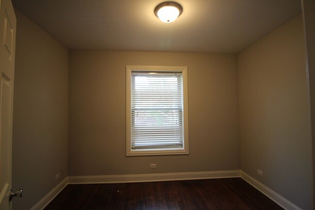 Building Photo - 4010 N Hamlin Ave