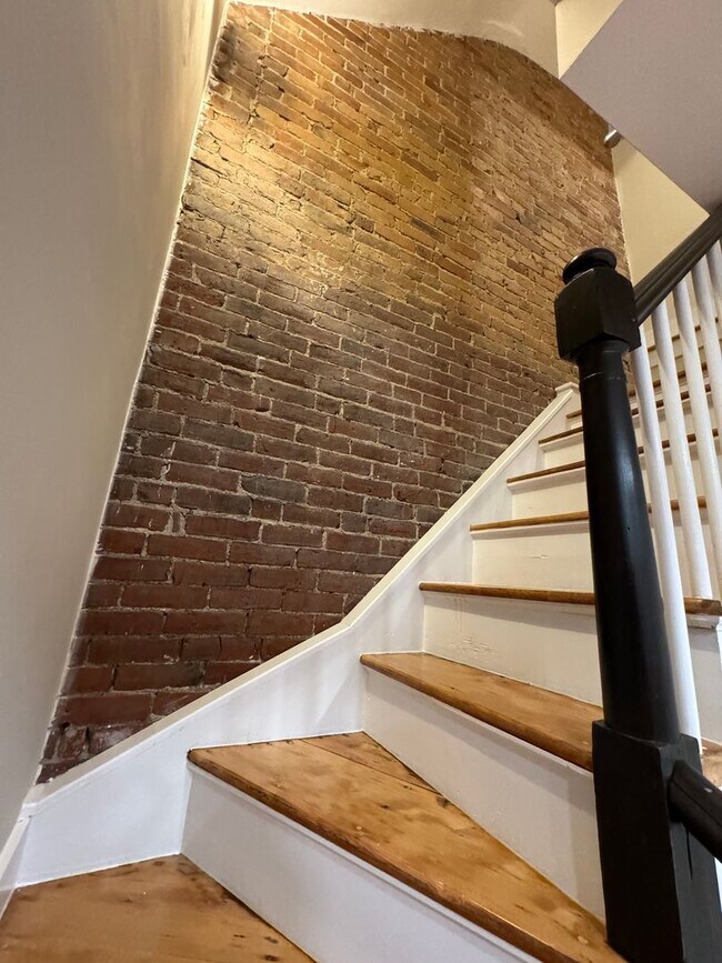 Building Photo - June 1st-ish Renovated 3 Bed/2 Bath A+ Location Worthington St