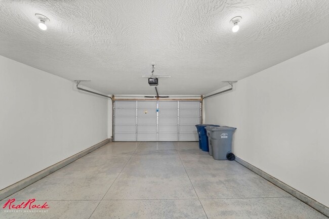 Building Photo - Beautiful 3 Bed Townhome with Amazing Amenities! 6 Month Lease