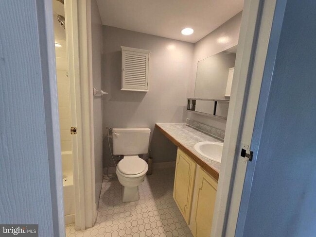 Building Photo - 615 Center St