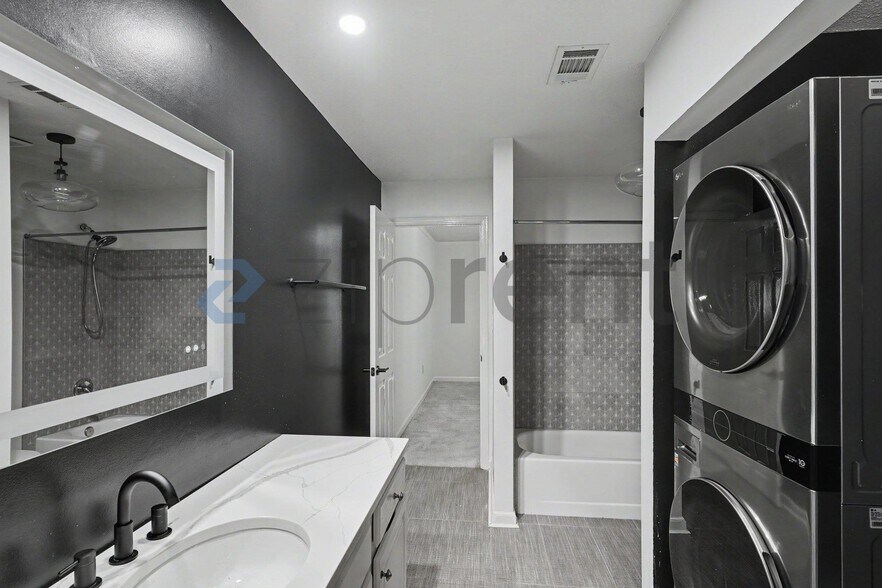 Building Photo - Unit 26202