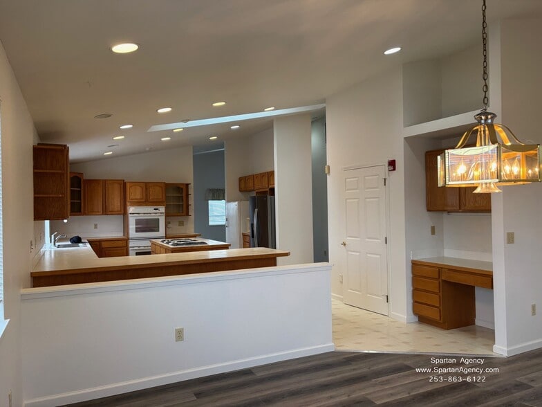 Building Photo - 15310 Main St E