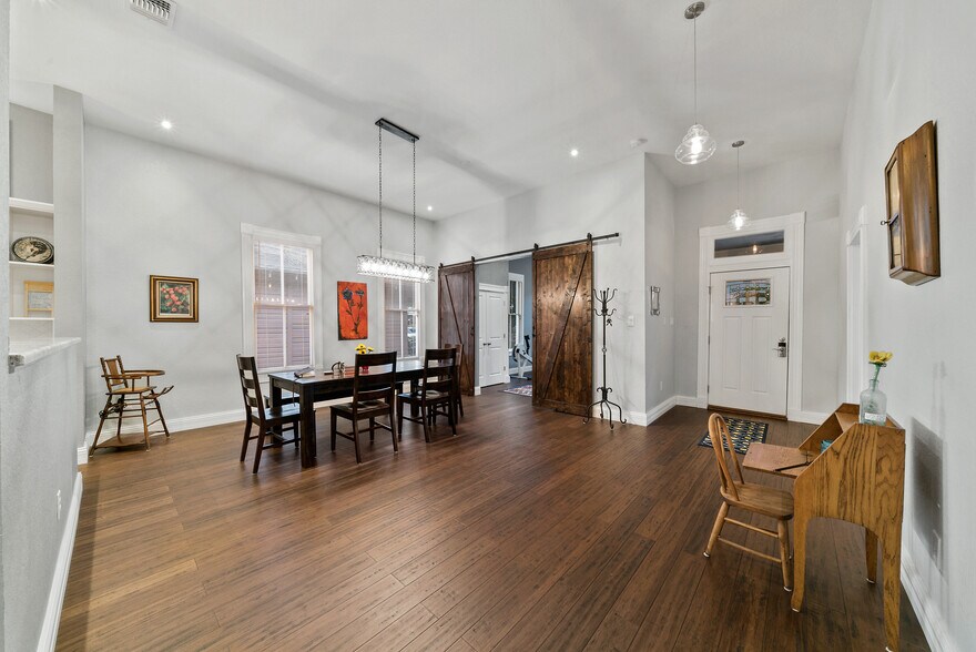 Building Photo - 510 E Mistletoe Ave