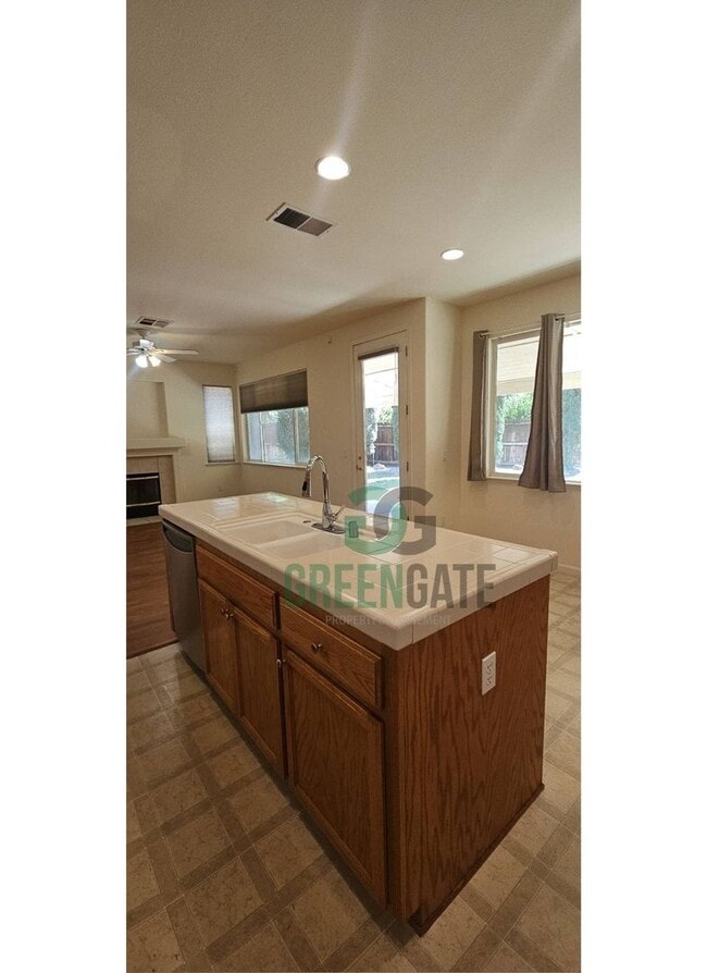 Building Photo - Beautiful 4 Bedroom, 3 Bathroom Home in Tr...