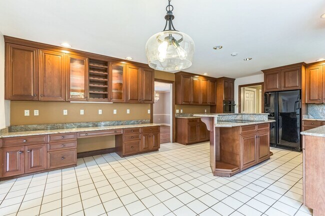 Building Photo - Spacious 5BR House in Pottstown