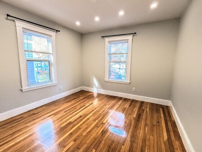 Building Photo - 3957 Washington St