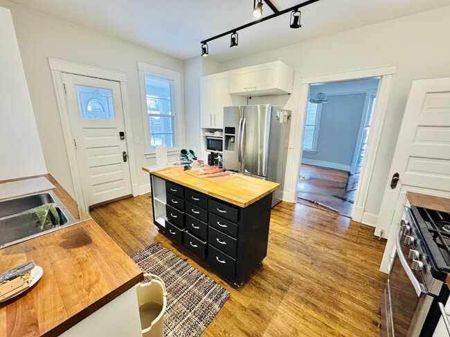 Building Photo - "Spacious 6-Bedroom Gem with Gleaming New Hardwood Floors in Minneapolis!"