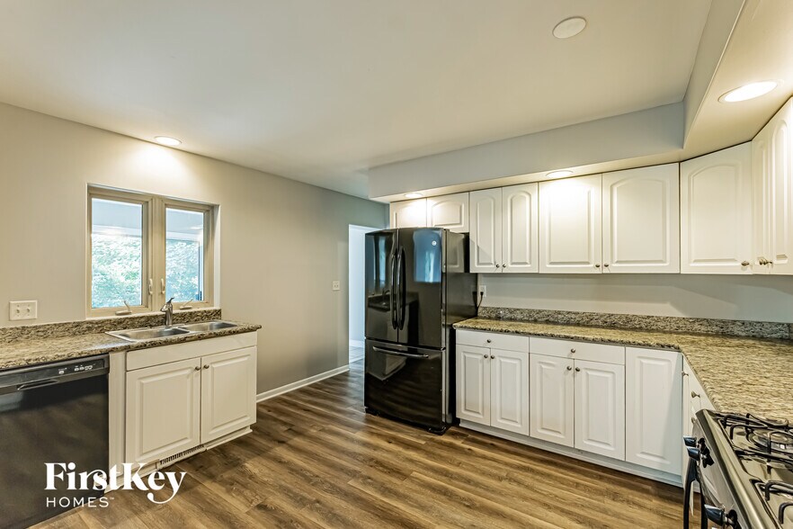 Building Photo - 1770 Lily St