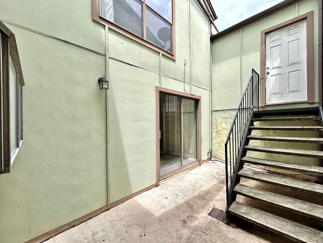 Building Photo - Beautiful 3BR/2BA Two-Level Home with Tall...