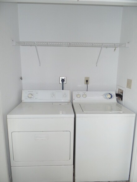 Building Photo - 2850 N Oakland Forest Dr