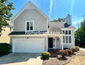Building Photo - Maintenance Free Living w/ Hardwood Floors...