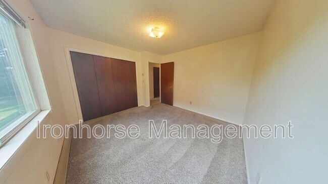 Building Photo - 515 S 15th Ave