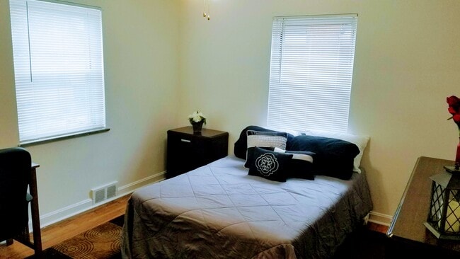 Building Photo - 7710 Plainfield Rd