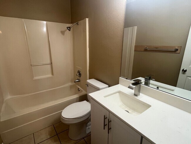 Building Photo - 307 Harris Cir