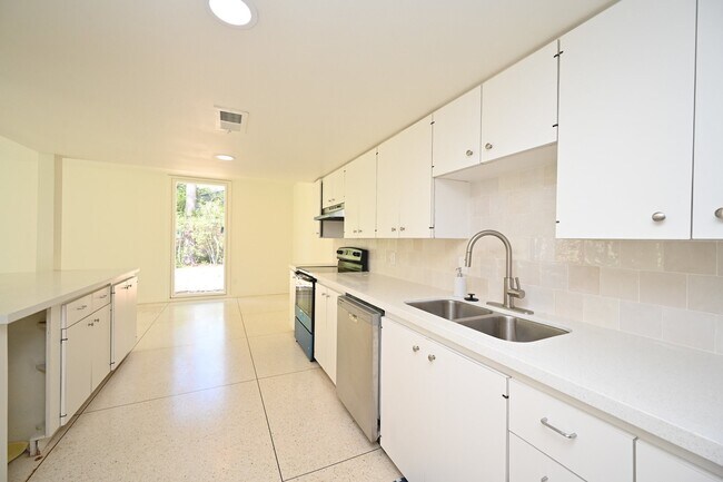 Building Photo - 14420 Westway Ln